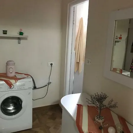 Adresa: Lagja Pavaresia, Rruga Shyqyri Alimerko , Vlore, Albania Apartman *